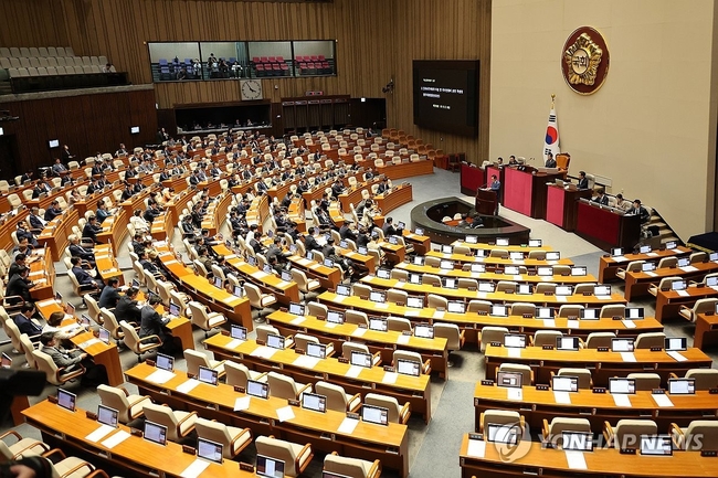 28일 오후 국회에서 열린 본회의에서 전세사기특별법 개정안이 여당 의원들이 불참한 가운데 야당 단독으로 처리되고 있다. <br>
2024.5.28 【서울=연합뉴스】<br>
