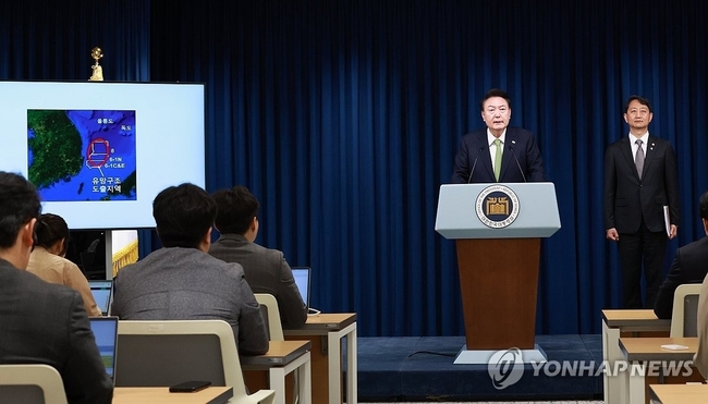 윤석열 대통령이 3일 오전 서울 용산 대통령실 청사 브리핑실에서 경제 현안과 관련해 국정 브리핑을 하고 있다. 2024.6.3 <br>
【서울=연합뉴스】