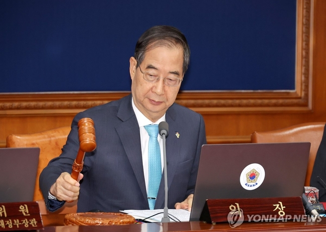 한덕수 국무총리가 4일 서울 종로구 정부서울청사에서 열린 국무회의에서 의사봉을 두드리고 있다. 2024.6.4 【서울=연합뉴스】
