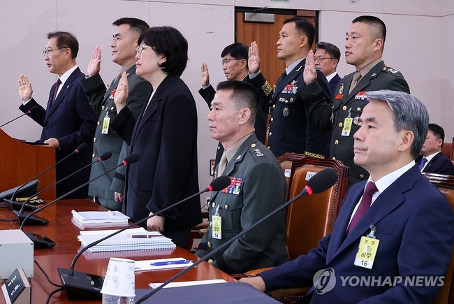 증인선서를 거부한 이종섭 전 국방부 장관(오른쪽 부터), 임성근 전 해병대 1사단장이 21일 오전 국회 법제사법위원회에서 열린 '순직 해병 진상규명 방해 및 사건은폐 등의 진상규명을 위한 특별검사 임명법'(채상병특검법)에 대한 입법청문회에서 자리에 앉아 있는 동안 박성재 법무부 장관(왼쪽부터), 박정훈 전 해병대 수사단장, 유재근 전 국방부 법무비서관 등이 일어서서 증인선서를 하고 있다. 2024.6.21 【서울=연합뉴스】