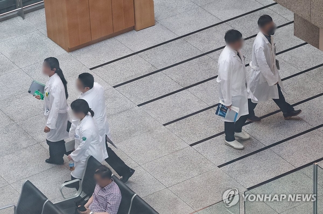 의정갈등이 장기화하며 세브란스병원 교수들이 무기한 휴진에 돌입한 27일 오전 서울 서대문구 세브란스병원에서 의료진이 이동하고 있다. 2024.6.27【서울=연합뉴스】