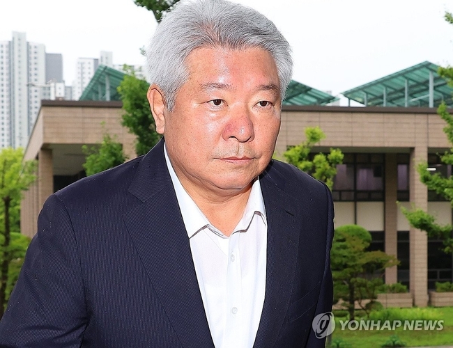  탄핵안 보고 전 자진 사퇴 의사를 밝힌 김홍일 방송통신위원장이 2일 오전 정부과천청사로 출근하고 있다. 2024.7.2<br>
【서울=연합뉴스】