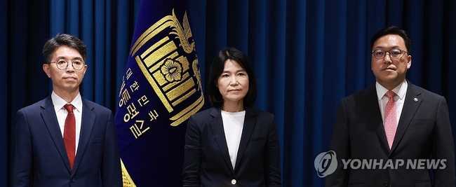 4일 오전 서울 용산 대통령실 청사 브리핑실에서 열린 인사브리핑에서 신임 장관급 후보자들이 정진석 대통령 비서실장의 발표 내용을 들으며 자리하고 있다. 왼쪽부터 신임 환경부 장관 후보자 김완섭 전 기획재정부 2차관, 방송통신위원장 후보자 이진숙 전 대전MBC 사장, 금융위원장 후보자 김병환 전 기획재정부 1차관. 2024.7.4 【서울=연합뉴스】