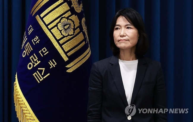 이진숙 신임 방송통신위원장 후보자가 4일 오전 서울 용산 대통령실 청사 브리핑실에서 열린 인사브리핑에서 지명 소감을 말하기앞서 차례를 기다리고 있다. 2024.7.4 【서울=연합뉴스】