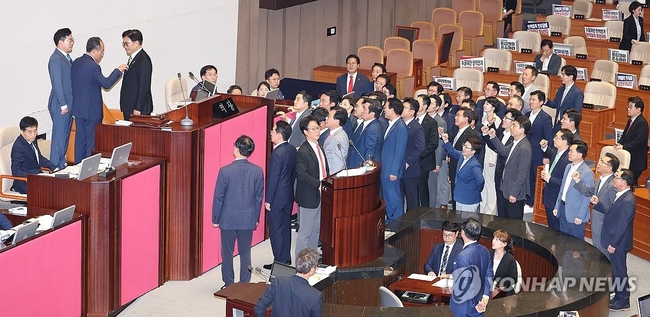4일 오후 서울 여의도 국회에서 열린 본회의에서 국민의힘 의원들이 무제한토론(필리버스터) 24시간 경과 후 중단을 요구한 우원 식 국회의장에게 항의하고 있다. 2024.7.4 【서울=연합뉴스】