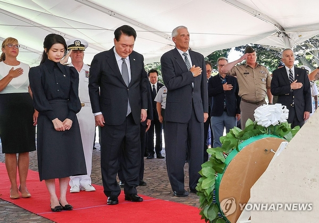 윤석열 대통령과 김건희 여사가 8일(현지시간) 미국 하와이 태평양국립묘지(펀치볼)에서 헌화한 뒤 묵념하고 있다. 2024.7.9 <br>
【호놀룰루=연합뉴스】