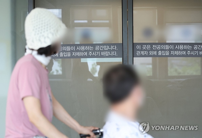 전공의 최종 사직 처리 마감이 하루 앞으로 다가오면서 다섯 달째 병원을 떠나 있는 전공의들이 얼마나 복귀할지에 관심이 쏠린다.<br>
사진은 14일 서울의 한 병원 전공의 전용공간. 2024.7.14 【서울=연합뉴스】