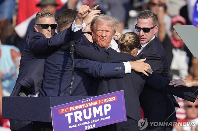 펜실베이니아주 소도시 버틀러 유세 도중 발생한 공화당 대선후보 도널드 트럼프 전 대통령을 겨냥한 암살 시도 현장 모습<br>
【사진=연합뉴스】