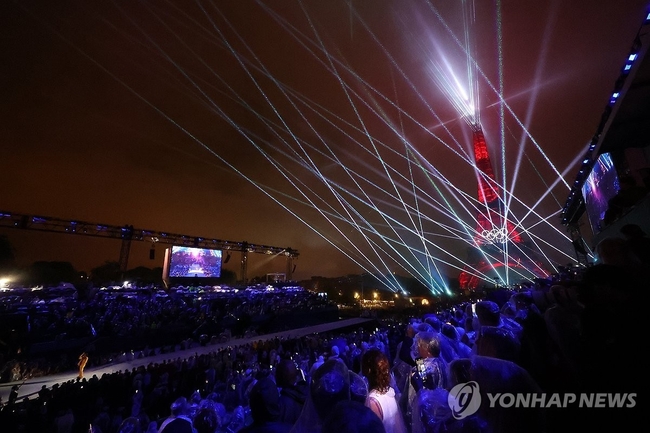2024 파리올림픽 개막일인 26일 개회식이 열린 프랑스 파리 트로카데로 광장 행사장과 에펠탑 주위로 화려한 레이저쇼가 진행되 고 있다. 2024.7.27 【파리=연합뉴스】