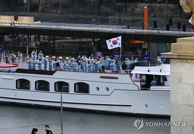 206개 참가국 가운데 48번째 대한민국 선수단이 입장을 위해 행진하고 있다. 【사진=파리 연합뉴스】.