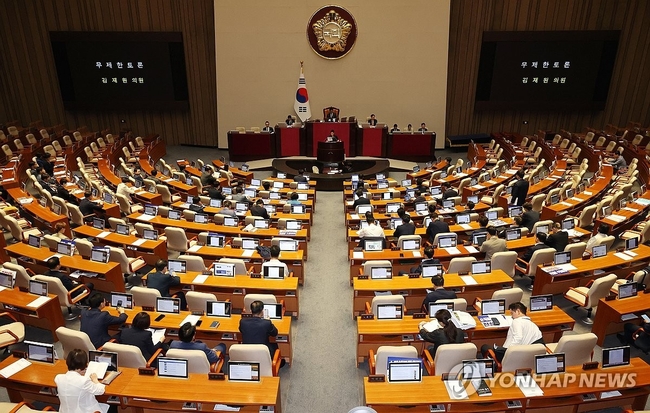 29일 오전 국회 본회의에서 '방송 4법'인 방송문화진흥회법(방문진법) 필리버스터가 진행되고 있다. 의원석은 텅텅 비어 있다, 2024.7.29 【서울=연합뉴스】