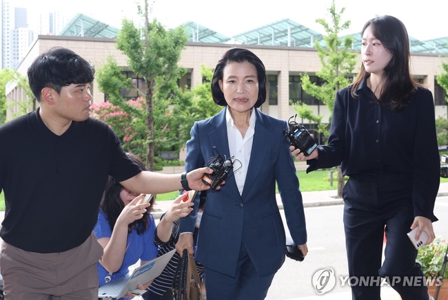 이진숙 방송통신위원장이 31일 오전 정부과천청사 방통위 청사로 들어서고 있다. 2024.7.31 【과천=연합뉴스】