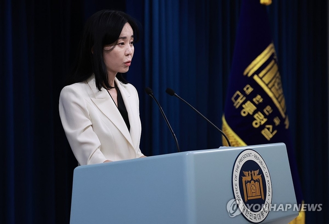 정혜전 대통령실 대변인이 2일 서울 용산 대통령실 청사에서 열린 현안 브리핑에 참석해 국회 본회의에서 이진숙 방송통신위원장<br>
에 대한 탄핵안이 의결된 것과 관련해 브리핑을 하고 있다. 2024.8.2【서울=연합뉴스】