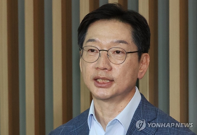 김경수 전 경남도지사가 지난 6월 14일 인천공항에서 출국 전 기자들의 질문에 답하고 있다. 영국에서 유학 중인 김 전 지사는 노 무현 전 대통령 추도식 참석을 위해 잠시 귀국했다. 2024.6.14 【영종도=연합뉴스】