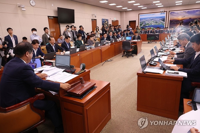  국회 국토교통위원회 맹성규 위원장이 21일 국회에서 열린 전체회의에서 의사봉을 두드리고 있다. 국토위는 이날 전세사기특별법 개정안을 여야 합의로 처리했다. 2024.8.21 【서울=연합뉴스】