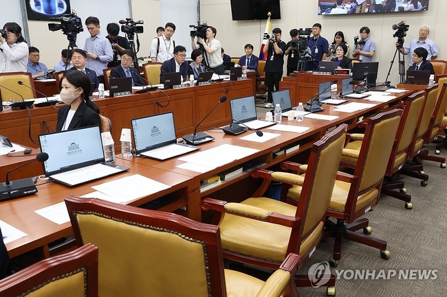  21일 오전 국회에서 열린 과학기술방송통신위원회의 '불법적 방문진 이사 선임 등 방송장악 관련' 3차 청문회'가 열리고 있다. 이<br>
날 청문회는 핵심 증인인 이진숙 방송통신위원장과 김태규 방송통신위원장 직무대행(부위원장)이 불출석하고, 국민의힘 의원들이<br>
퇴장한 가운데 열렸다. 2024.8.21 【서울=연합뉴스】