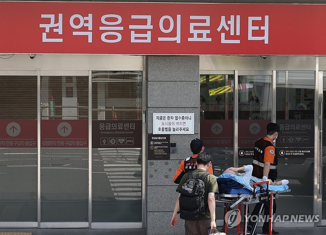 전국 곳곳에서 응급실 운영이 파행하는 가운데 정부가 4일 군의관 등 보강 인력을 긴급 배치했다. 이날 서울 양천구 이화여자대학<br>
교 목동병원에서 한 환자가 응급의료센터로 이동하고 있다. 2024.9.4 【서울=연합뉴】