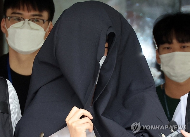의료계 집단행동 불참 의사와 의대생 명단을 SNS 등에 게시한 사직 전공의가 20일 영장실질심사 후 서울중앙지법에서 나오고 있 다. 2024.9.20 【서울=연합뉴스】