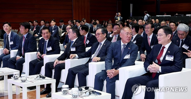 20일(현지시간) 체코 프라하 시내 한 호텔에서 열린 한·체코 비즈니스포럼에 경제사절단으로 윤석열 대통령의 체코 방문에 동행한<br>
재계 인사들과 경제부처 장관들이 자리하고 있다. 앞줄 오른쪽부터 이재용 삼성전자 회장, 정의선 현대차그룹 회장, 조태열 외교부 장관, 구광모 LG그룹 회장, 장인화 포스코홀딩스 회장, 박상우 국토교통부 장관, 허세홍 지에스칼텍스 대표이사. 2024.9.20 <br>
【프라하=연합뉴스】