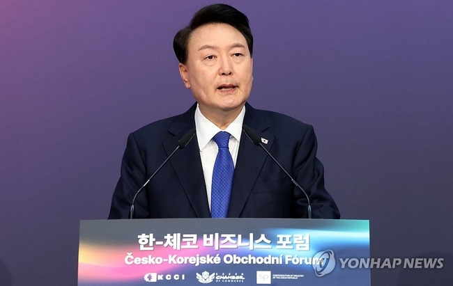 윤석열 대통령이 20일(현지시간) 체코 프라하 시내 한 호텔에서 열린 한·체코 비즈니스포럼에서 기조연설을 하고 있다. 2024.9.20 <br>
【프라하=연합뉴스】