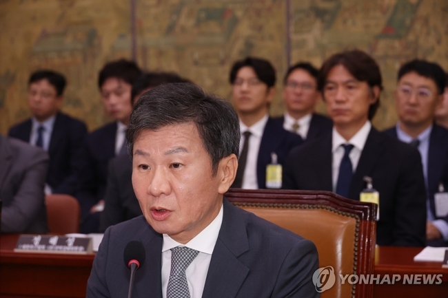 정몽규 대한축구협회장이 24일 서울 여의도 국회에서 열린 문화체육관광위원회 전체회의에 출석, 의원 질의에 답하고 있다. 2024.9.24 【서울=연합뉴스】<br>
