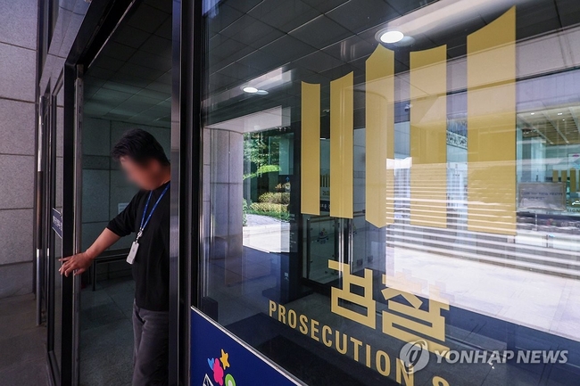 윤석열 대통령 배우자 김건희 여사에게 명품 가방 등을 선물한 최재영 목사에 대한 검찰 수사심의위원회가 열리는 24일 서울 서 초구 대검찰청에서 직원 등 관계자들이 오가고 있다. 2024.9.24 【서울=연합뉴스】