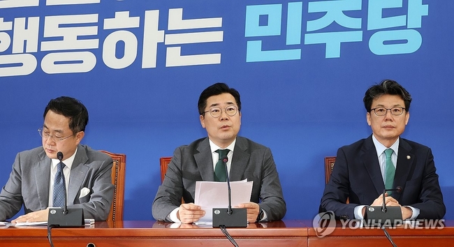 더불어민주당 박찬대 원내대표(가운데)가 24일 오전 국회에서 열린 원내대책회의에서 발언하고 있다. 2024.9.24 【서울=연합뉴스】
