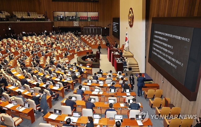 26일 국회에서 열린 본회의에서 '방송 4법'(방송법·방송문화진흥회법·한국교육방송공사법·방송통신위원회법 개정안)과 '전 국민 25만원 지원법'(민생회복지원금지급 특별조치법), '노란봉투법'(노동조합 및 노동관계조정법 개정안) 등의 법안 제의 건 재표결이 진행되고 있다. 2024.9.26 【t서울=연합뉴스】