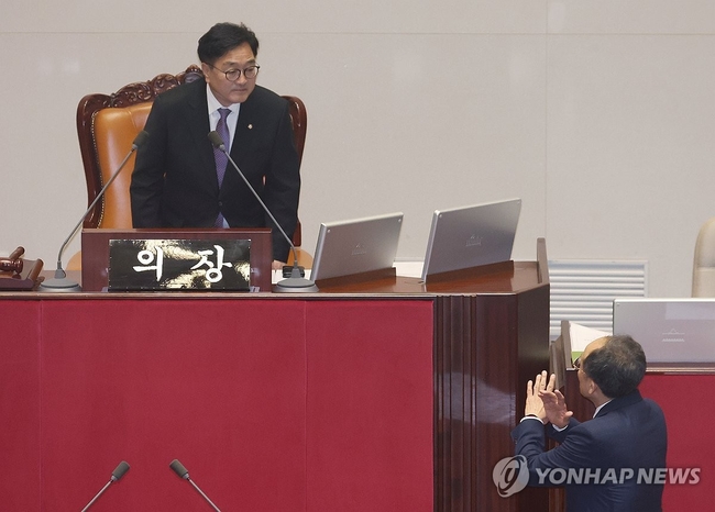 국민의힘 추경호 원내대표가 26일 국회에서 열린 본회의에서 한석훈 국가인권위원회 위원 선출안이 부결된 것에 대해 우원식 국 회의장에게 항의하고 있다. 2024.9.26 【서울=연합뉴스】