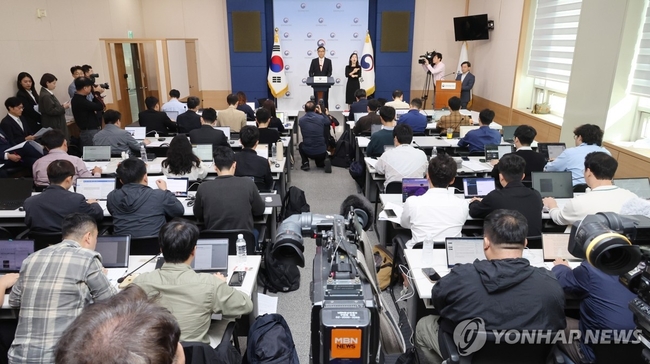 문화체육관광부 최현준 감사관이 2일 서울 종로구 정부서울청사 별관에서 대한축구협회 감독 선임 관련 감사결과 브리핑을 하고 있다. 2024.10.2 【서울=연합뉴스】