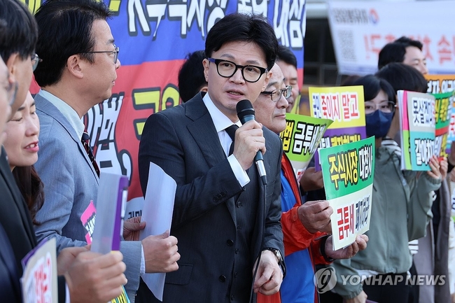 국민의힘 한동훈 대표가 4일 오전 서울 여의도 국회 앞에서 한국주식투자자연합회가 주최한 금융투자소득세(금투세) 폐지 촉구<br>
집회에서 금투세 폐지를 위한 더불어민주당의 당론 확정을 촉구하고 있다. 2024.10.4 【서울=연합뉴스】