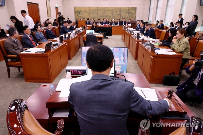 15일 오전 열린 국회 문화체육관광위원회의 사행산업통합감독위원회, 한국예술종합학교, 한국정책방송원 등의 국정감사에서 더불<br>
어민주당 소속 전재수 위원장이 의사봉을 두드리고 있다. 2024.10.15 【서울=연합뉴스】