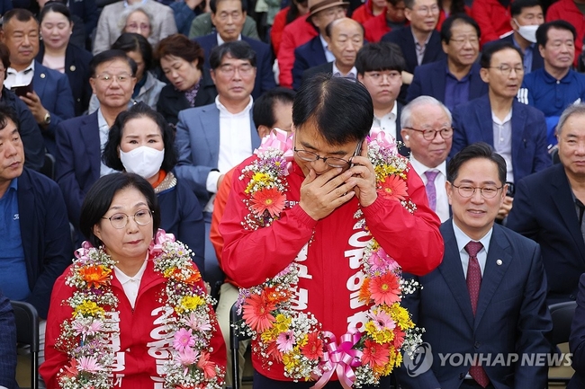 윤일현 국민의힘 금정구청장보궐선거 후보가 16일 오후 부산 금정구 선거사무소에서 당선이 유력해지자 한동훈 대표 축하 전화를<br>
받고 있다. 2024.10.16 【부산=연합뉴스】