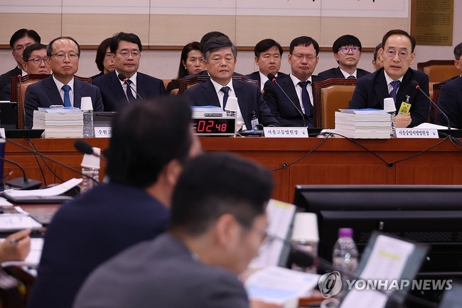 김정중 서울중앙지방법원장(맨 오른쪽)이 22일 오전 서울 여의도 국회에서 열린 법제사법위원회의 서울고법, 서울중앙지법, 수원<br>
지법 등에 대한 국정감사에서 위원 질의에 답변하고 있다. 2024.10.22 【서울=연합뉴스】