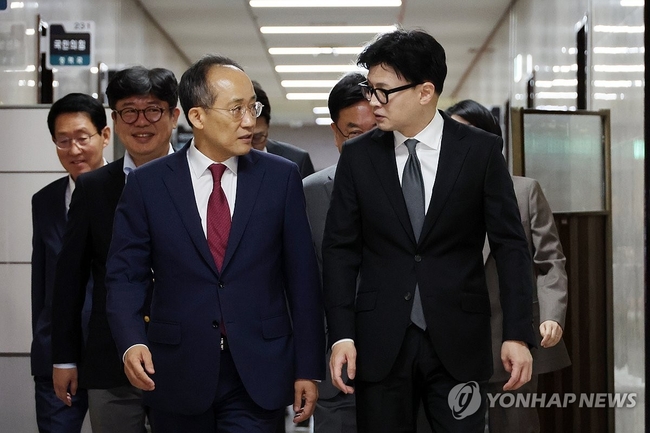 윤석열 대통령과의 면담을 앞둔 국민의힘 한동훈 대표가 추경호 원내대표를 비롯한 당 지도부와 함께 21일 오전 서울 여의도 국회에서 열린 최고위원회의에 참석하고 있다. 2024.10.21 【서울=연합뉴스】