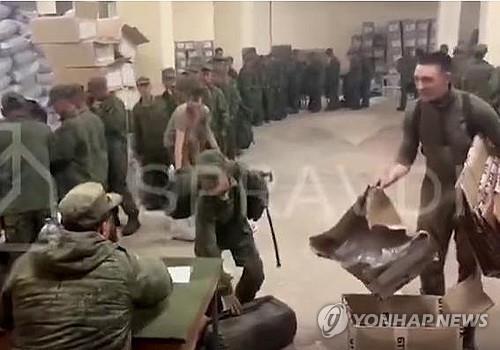 18일(현지시간) 우크라이나 군 전략소통·정보보안센터(SPRAVDI)가 북한군으로 추정되는 군인들이 줄을 서서 러시아 보급품을<br>
받고 있다고 공개한 영상.2024.10.21 [우크라군 전략소통·정보보안센터 X캡처 【연합뉴스 자료화면】