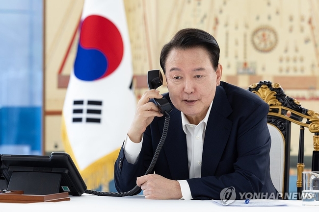 윤석열 대통령이 7일 서울 한남동 대통령 관저에서 도널드 트럼프 미국 대통령 당선인과 전화 통화를 하고 있다. 2024.11.7<br>
【대통령실 제공】