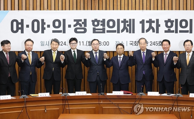 국민의힘 한동훈 대표와 한덕수 국무총리, 이진우 대한의학회장 등이 11일 국회에서 열린 ‘여야의정 협의체‘ 1차회의에서 카메라를향해 포즈를 취하고 있다. 2024.11.11 【서울=연합뉴스】