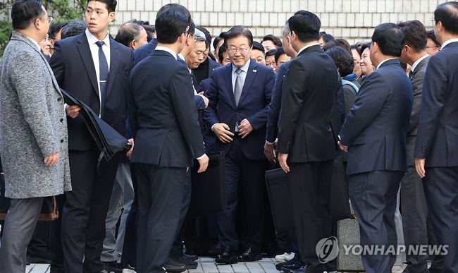 공직선거법상 허위사실 공표 혐의를 받는 더불어민주당 이재명 대표가 15일 오후 서울 서초구 서울중앙지법에서 열린 1심 선고<br>
공판에 출석하고 있다. 2024.11.15 【서울=연합뉴스】