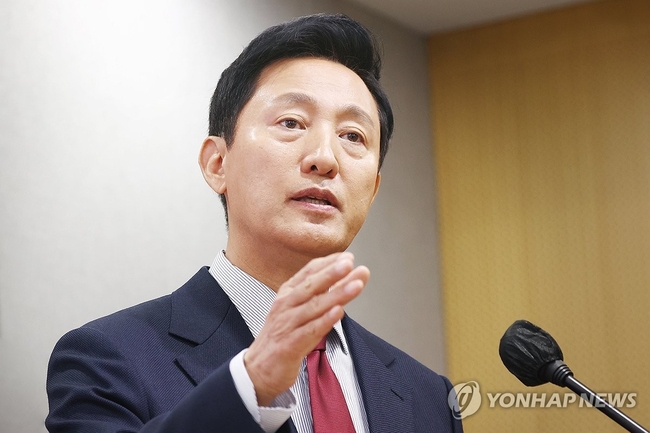 오세훈 서울시장이 26일 오전 서울시청 브리핑룸에서 열린 소상공인 힘보탬 프로젝트 기자설명회를 마친 뒤 명태균, 강혜경 씨 관 련 질문에 답하고 있다. 2024.11.26 【서울=연합뉴스】