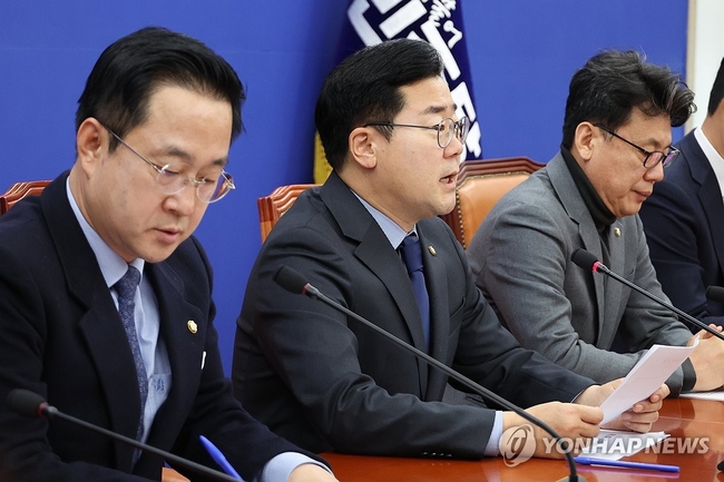 더불어민주당 박찬대 원내대표가 26일 오전 서울 여의도 국회에서 열린 원내대책회의에서 발언하고 있다. 2024.11.26<br>
【서울=연합뉴스】