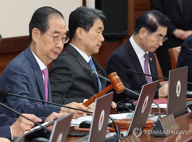 한덕수 국무총리가 26일 오전 정부서울청사에서 열린 국무회의에서 개의 선언을 하고 있다. 2024.11.26 【서울=연합뉴스】