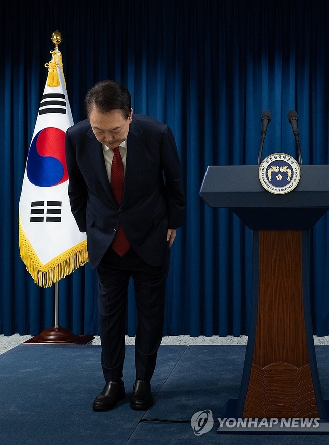 윤석열 대통령이 7일 서울 용산 대통령실 청사에서 대국민 담화를 마치며 인사하고 있다. 이날 국회에서는 윤석열 대통령의 탄핵소추안 표결이 예정돼 있다. 2024.12.7 [대통령실 제공=연합뉴스】