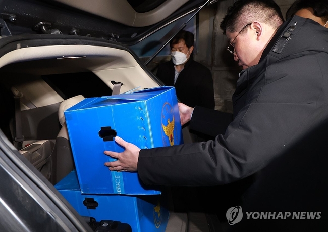  '12·3 비상계엄 사태' 수사를 위해 대통령실 압수수색에 나선 경찰 국가수사본부(국수본) 관계자가 11일 저녁 서울 용산 대통령실<br>
민원실을 나와 차량에 압수물 박스를 싣고 있다. 국수본은 이날 대통령실 압수수색에 나섰으나 대통령경호처가 진입을 허락하지 않으면서 일부 자료만을 임의제출 방식으로 넘겨받은 것으로 알려졌다. 2024.12.11 【서울=연합뉴스】