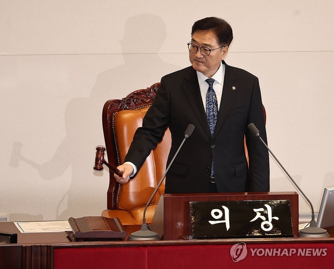 우원식 국회의장이 13일 국회에서 열린 본회의에서 의사봉을 두드리고 있다. 2024.12.13 【사진=연합뉴스】
