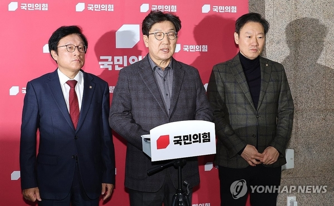 국민의힘 권성동 원내대표가 15일 오후 국회에서 백브리핑을 통해 입장을 밝히고 있다. 2024.12.15 【서울=연합뉴스】