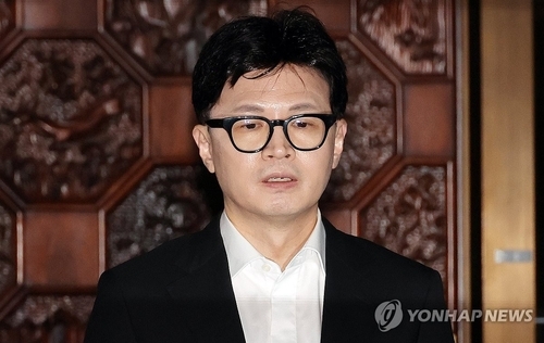 국민의힘 한동훈 대표가 14일 오후 윤석열 대통령 탄핵소추안이 가결된 뒤 의원총회장에서나와<br>
취재진 질문에 답하고 있다. 2024.12.14 【서울=연합뉴스】
