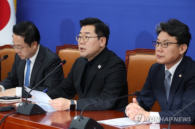  더불어민주당 박찬대 원내대표가 17일 오전 서울 여의도 국회에서 열린 원내대책회의에서 발언하고 있다. 2024.12.17<br>
【사진=연합뉴스】