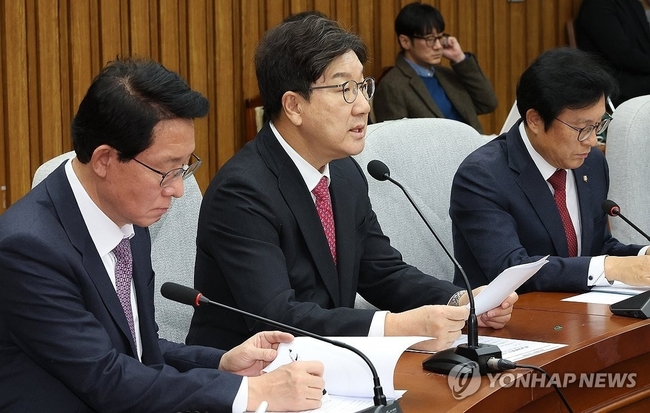 국민의힘 권성동 당 대표 권한대행 겸 원내대표(가운데)가 17일 오전 국회에서 열린 원내대책회의에서 발언하고 있다. 2024.12.17<br>
【사진=연합뉴스】