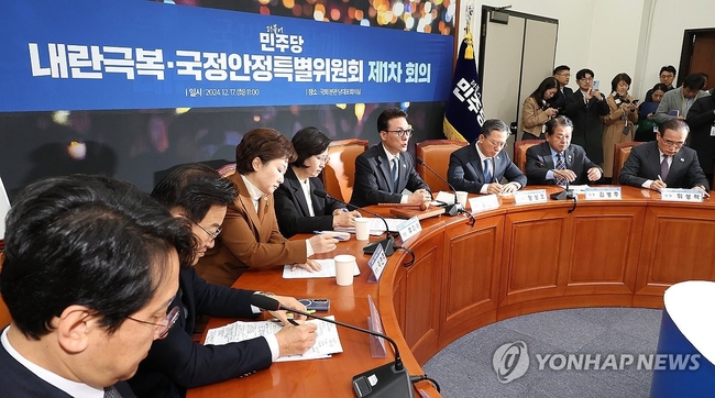  더불어민주당 내란극복·국정안정특위 위원장을 맡은 김민석(오른쪽 네번째) 의원이 17일 오전 국회에서 열린 내란극복·국정안정<br>
특별위원회 1차 회의에서 발언하고 있다. 2024.12.17 【서울=연합뉴스】
